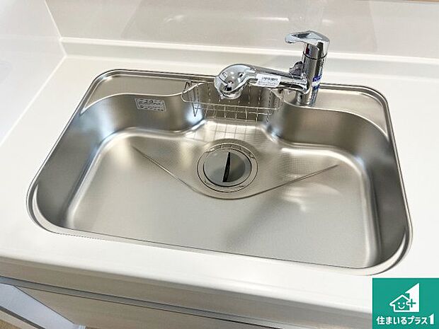 【キッチンシンク】蛇口の先端に浄水器を内蔵しています!原水と浄水、お湯と冷水、シャワーの切替えがワンタッチなので用途によって使い分けられます。