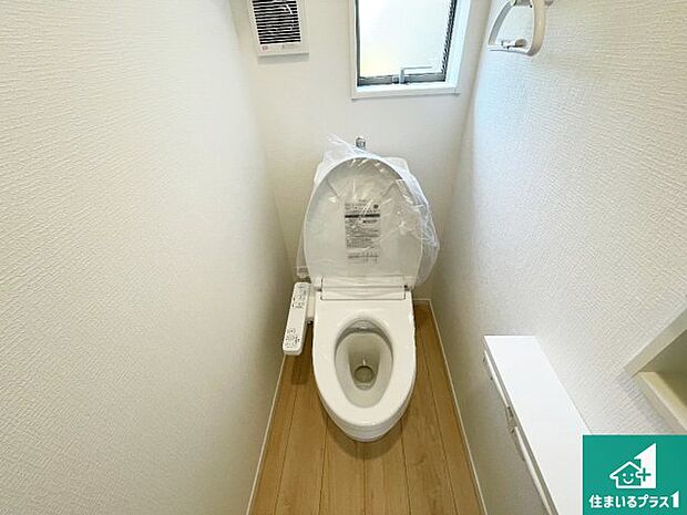 【トイレ】1・2階の2ヶ所にあるので、朝の忙しい時間の順番待ちもなく、深夜の利用にも大変便利です。