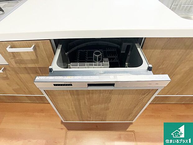 【食器洗浄乾燥機】食事後の一仕事、食器洗いをボタン一つでお任せできちゃいます!場所を取らないビルトイン式なので、お料理スペースもしっかり確保!