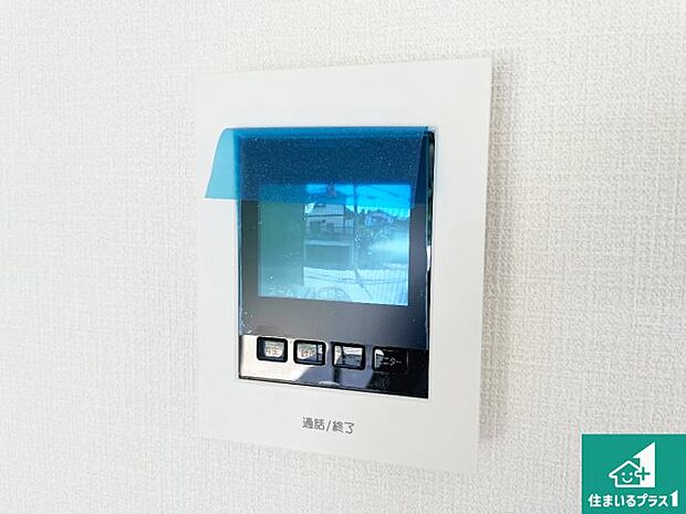 【カラーモニターインターホン】声だけでなく来訪者の姿や顔がモニターで確認できるので、小さなお子様がいらっしゃるご家庭でも安心できます!