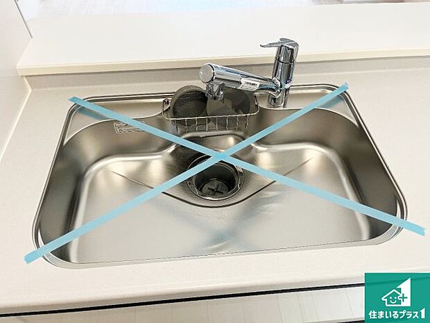 【キッチンシンク】蛇口の先端に浄水器を内蔵しています！原水と浄水、お湯と冷水、シャワーの切替えがワンタッチなので用途によって使い分けられます。