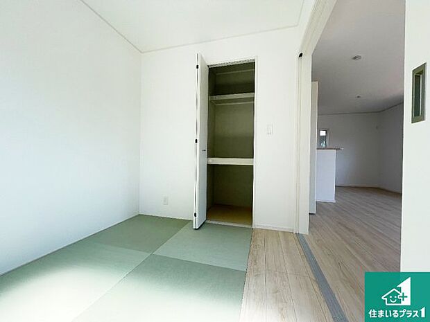 【和室】一室あると便利な和室は客間としてだけでなく、小さなお子様のプレイルームや食後のくつろぎスペースとしてもご利用いただけます。収納もついていますので大活躍間違いなし！