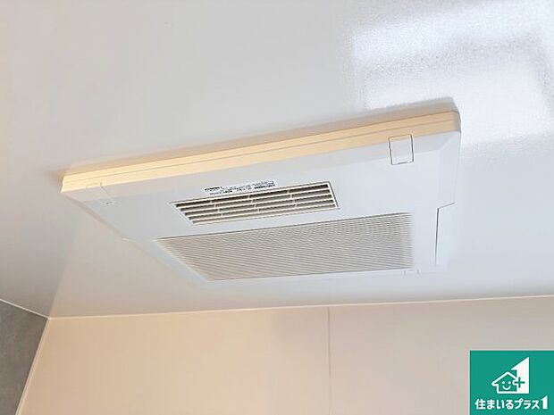 【浴室暖房乾燥機】四季を通して快適なバスライフをお手伝いする浴室暖房乾燥機！浴室の乾燥・暖房・涼風・換気はもちろん、２４時間換気にも対応！ 
