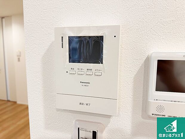 【カラーモニターインターホン】声だけでなく来訪者の姿や顔がモニターで確認できるので、小さなお子様がいらっしゃるご家庭でも安心できます!