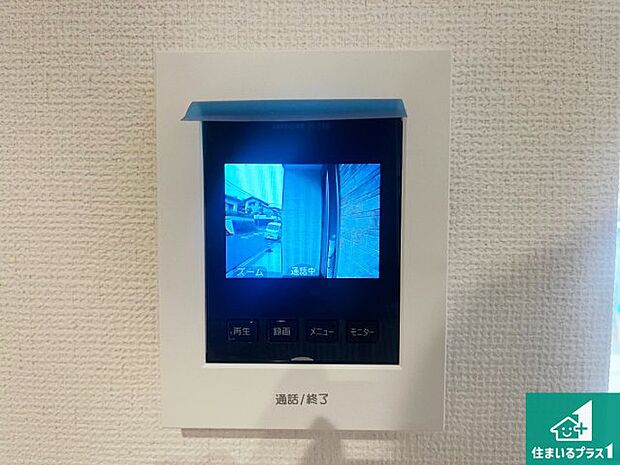 【カラーモニターインターホン】声だけでなく来訪者の姿や顔がモニターで確認できるので、小さなお子様がいらっしゃるご家庭でも安心できます!