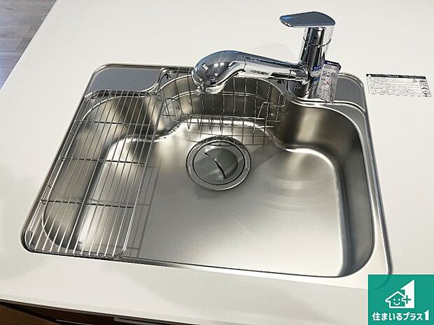【キッチンシンク】蛇口の先端に浄水器を内蔵しています!原水と浄水、お湯と冷水、シャワーの切替えがワンタッチなので用途によって使い分けられます。