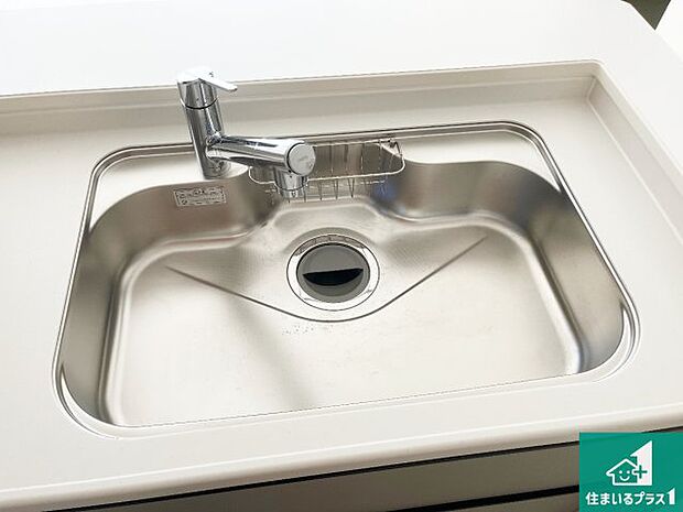 【キッチンシンク】蛇口の先端に浄水器を内蔵しています!原水と浄水、お湯と冷水、シャワーの切替えがワンタッチなので用途によって使い分けられます。