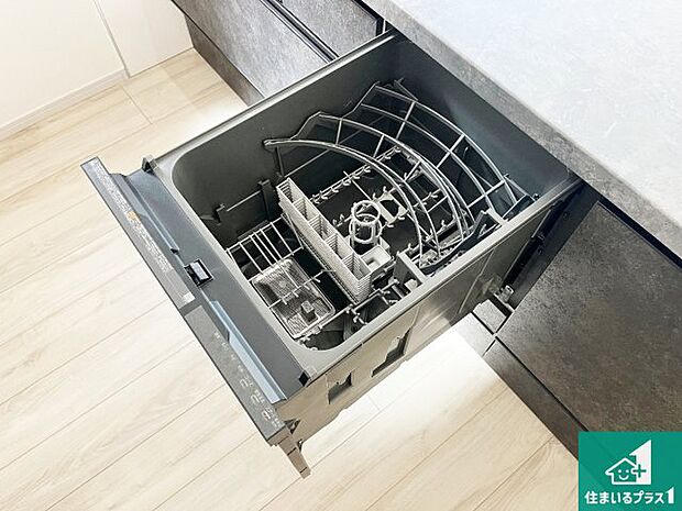 【食器洗浄乾燥機】食事後の一仕事、食器洗いをボタン一つでお任せできちゃいます！場所を取らないビルトイン式なので、お料理スペースもしっかり確保！