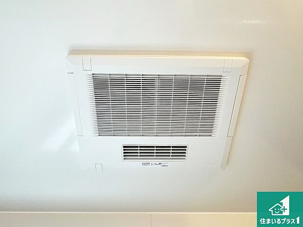 【浴室暖房乾燥機】四季を通して快適なバスライフをお手伝いする浴室暖房乾燥機！浴室の乾燥・暖房・涼風・換気はもちろん、２４時間換気にも対応！ 