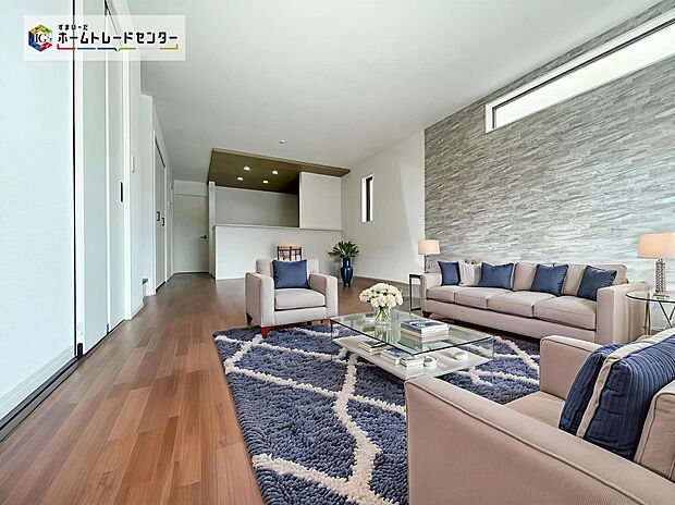 【１号棟】
広々とした明るいリビング♪
対面式のオープンキッチンは、家事をしながら家族の様子が一目でわかる安心＆便利設備です♪
※家具をCGで合成しています。家具付き販売ではありません。