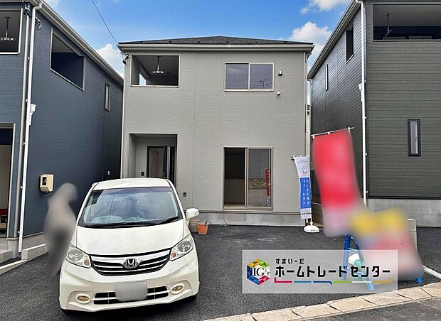 並列で2台駐車可能なカースペースをご用意しております!もちろんご家族分の駐輪スペースとしても使用できます。急な来客でも気兼ねなくお招きできますね♪