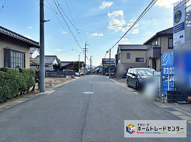 前面道路の幅員は7m。見通しが良く駐車もゆとりをもって行えます♪