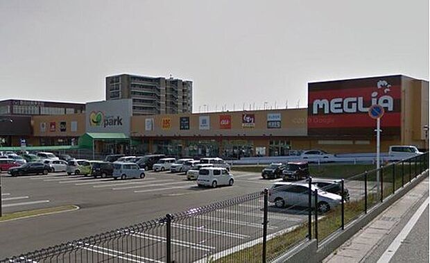 ショッピングセンターが徒歩１７分（車３分）の距離にあり、色々な買い物をまとめて済ませられます♪