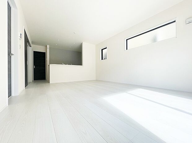 （1号棟）広々とした明るいリビング♪
対面式のオープンキッチンは、家事をしながら家族の様子が一目でわかる安心＆便利設備です♪子供たちが元気に笑いながら走り回っても十分な広さの空間です。