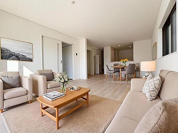 【１号棟】広々とした明るいリビング♪
対面式のオープンキッチンは、家事をしながら家族の様子が一目でわかる安心＆便利設備です♪※家具をCGで加工しています。家具付き販売ではございません。