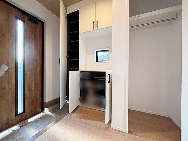 明るくて清潔感溢れる玄関。
便利な下駄箱収納付きです♪
散らかりがちな玄関もすっきりと片付きます。