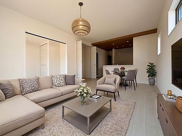 【２号棟】広々とした明るいリビング♪
対面式のオープンキッチンは、家事をしながら家族の様子が一目でわかる安心＆便利設備です♪※家具をCGで加工しています。家具付き販売ではございません。