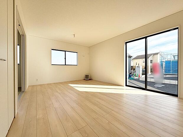 【1号棟】心地よい明るい雰囲気のリビング♪採光は良好です!
家族団らんの時間も増えそうなくつろぎの場所になりそうです♪