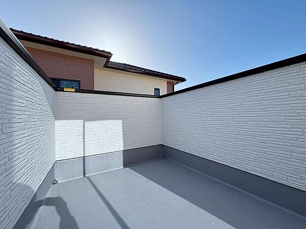 バルコニー【１号棟】
家族分の洗濯物もしっかり干せます。日当たりも良く、毎日のお洗濯が楽しくなりそう♪お布団は手軽に干せていつもポカポカに☆