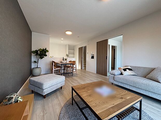 広々とした明るいリビング♪
対面式のオープンキッチンは、家事をしながら家族の様子が一目でわかる安心＆便利設備です♪