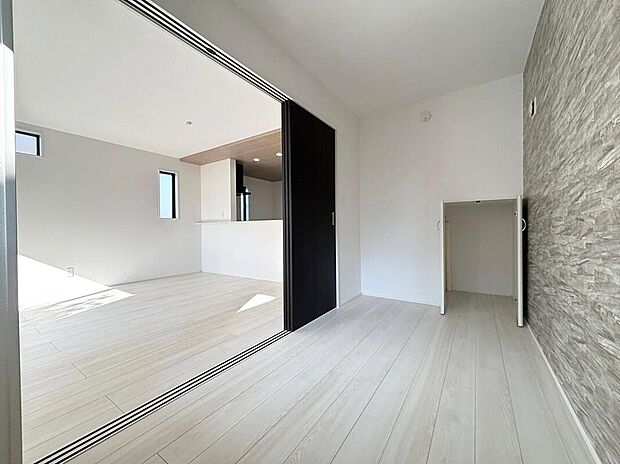 【1号棟】１５．７５帖のLDKと隣接した４帖の洋室。
リビングから目が届く場所なので、お子様の遊び部屋・お昼寝スペースとして使うのもオススメです♪