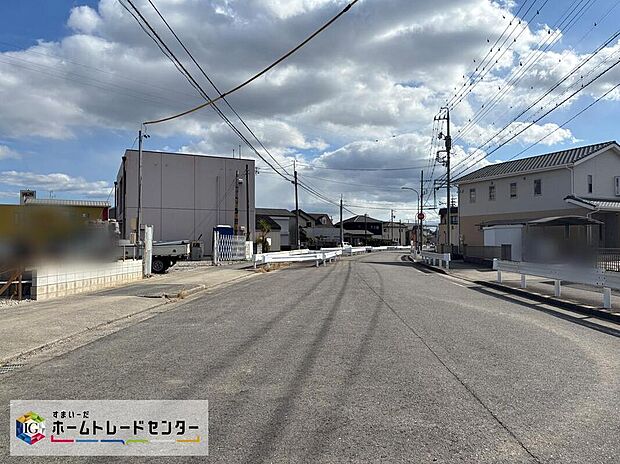 前面道路は閑静な住宅地をはしる車通りの少ない道路。お車の出し入れが苦手な方や小さなお子様にも安心ですね。しっかり舗装もされているので、ベビーカーや自転車で通っても快適に通行できます。