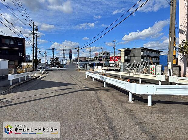 前面道路の幅員は14.9～16ｍ。見通しが良く駐車もゆとりをもって行えます♪