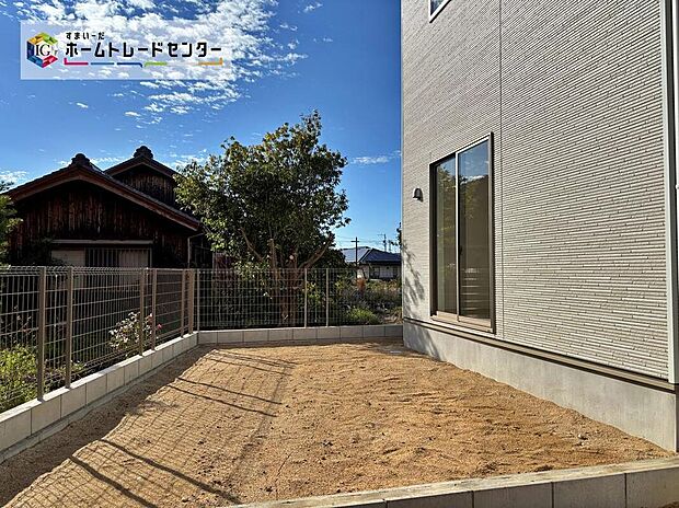 【1号棟】お庭がございます♪
小さなお子様の遊び場や、ガーデニング・家庭菜園、BBQなどお好みにお楽しみいただけます♪