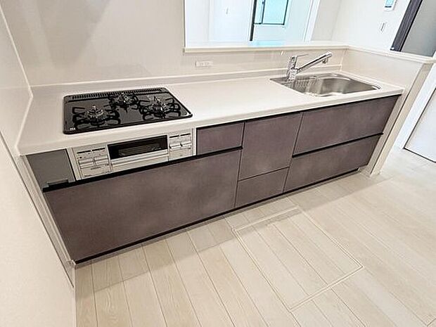 【１号棟】収納力豊富なシステムキッチン。大型スライド収納付きで、すっきり片付けやすいキッチンです。
床下収納もついてたっぷり収納できます♪