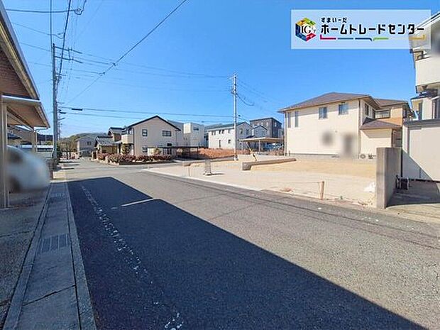 前面道路の幅員は６ｍ。見通しが良く駐車もゆとりをもって行えます♪

