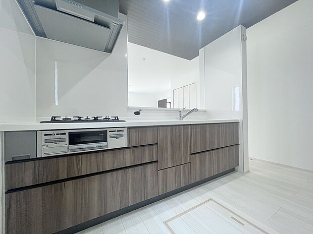 【キッチン】収納力豊富なシステムキッチン。大型スライド収納付きで、すっきり片付けやすいキッチンです。
床下収納もついてたっぷり収納できます♪