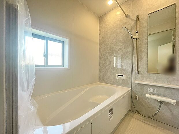 【浴室】【１号棟】
アクセントパネルで落ち着きのある雰囲気を演出したバスルーム♪毎日の疲れを癒やすバスタイムをお楽しみ下さい！浴室換気乾燥暖房機付きで、ジメジメした季節や雨の日には、浴室内干しも可能！