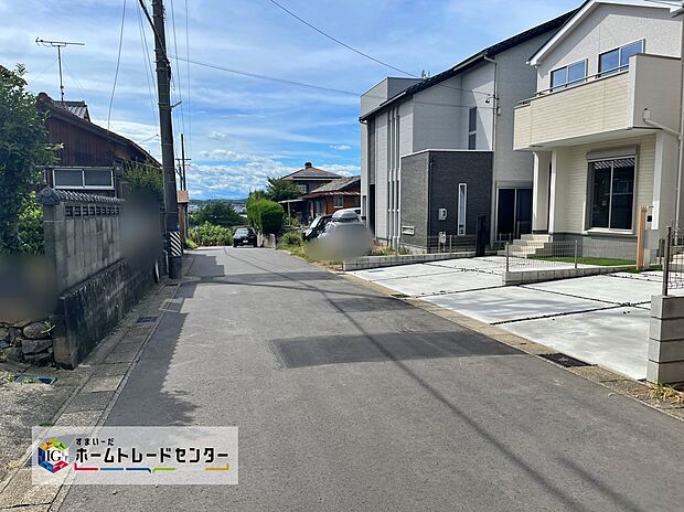 【前面道路含む現地写真】平日・お仕事帰りなど、いつでもご案内させていただきます！デザイン・目に見える設備面も大切ですが、耐震構造で地震に強い家の為、次代へ繋ぐ強固な住宅です。