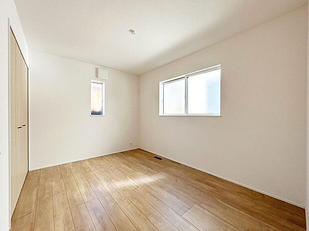 【リビング以外の居室（１号棟）】広々とした居住空間は日々の暮らしを彩り、心のやすらぎと満足感を与えてくれます。通風と採光を考慮した設計は子供たちはのびのび育ち、家族のくつろぎと団らんを生み出します。