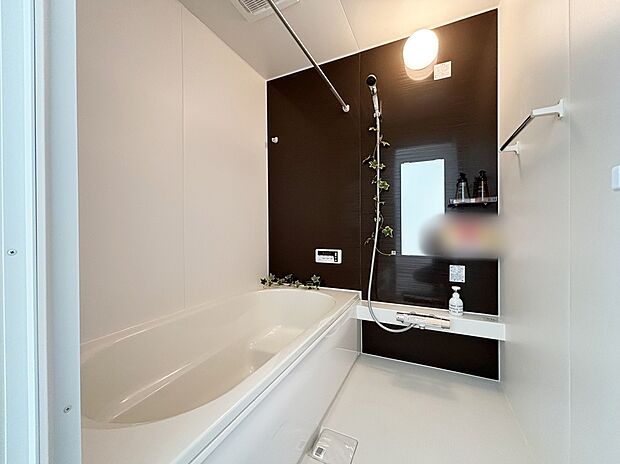 【浴室】【４号棟】アクセントパネルで落ち着きのある雰囲気を演出したバスルーム♪毎日の疲れを癒やすバスタイムをお楽しみ下さい！浴室換気乾燥暖房機付きで、ジメジメした季節や雨の日には、浴室内干しも可能！