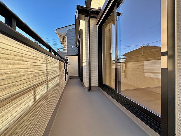 【バルコニー】家族分の洗濯物もしっかり干せます。日当たりも良く、毎日のお洗濯が楽しくなりそう♪お布団は手軽に干せていつもポカポカに☆