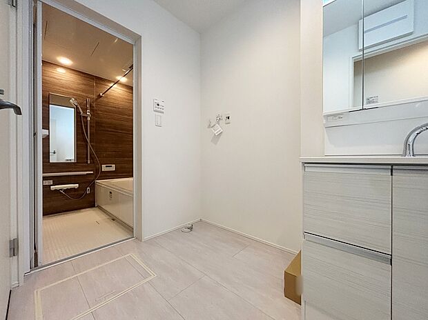 【洗面室】【5号棟】暮らしを快適にする三面鏡仕様の洗面化粧台。
収納力と機能性に優れた使いやすい設備で、忙しい朝の身支度もスムーズに♪