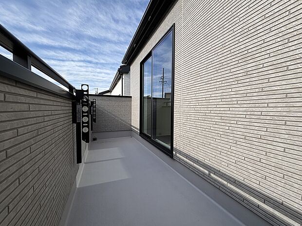 【バルコニー】【5号棟】家族分の洗濯物もしっかり干せます。日当たりも良く、毎日のお洗濯が楽しくなりそう♪お布団は手軽に干せていつもポカポカに☆