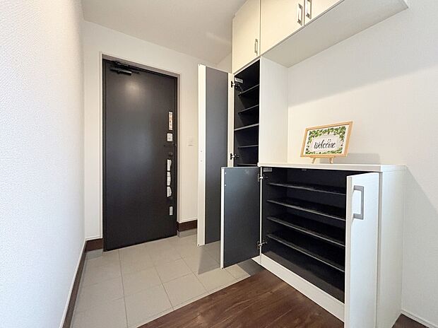 【玄関】(２号棟)明るくて清潔感溢れる玄関。下駄箱収納付きです♪
散らかりがちな玄関もすっきりと片付きます。