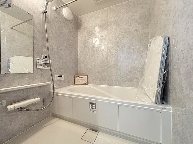 【浴室】(２号棟)アクセントパネルで落ち着きのある雰囲気を演出したバスルーム♪毎日の疲れを癒やすバスタイムをお楽しみ下さい！浴室換気乾燥暖房機付きで、ジメジメした季節や雨の日には、浴室内干しも可能！