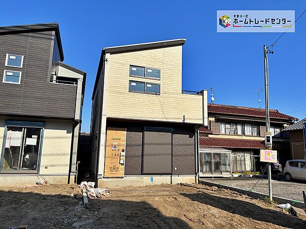 【現地外観写真】2台以上駐車可能なカースペースをご用意しております!もちろんご家族分の駐輪スペースとしても使用できます。急な来客でも気兼ねなくお招きできますね♪