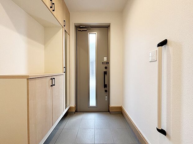 【玄関】【１号棟】明るくて清潔感溢れる玄関。
便利な下駄箱収納＆姿見付きです♪
散らかりがちな玄関もすっきりと片付きます。　　　　　　