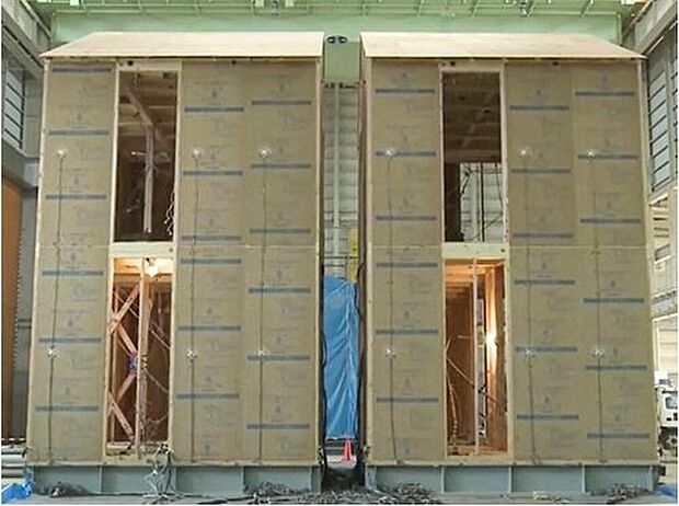 【 制震性能比較実験】震度6強を最大67%低減できることが証明されました。さらに、最大震度6強クラスとなる120秒間続く地震を、約200回受けても制震性能は衰えないと実証実験で分かっています。