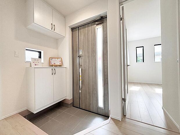 【玄関】明るくて清潔感溢れる玄関。
便利な下駄箱収納付きです♪
散らかりがちな玄関もすっきりと片付きます。