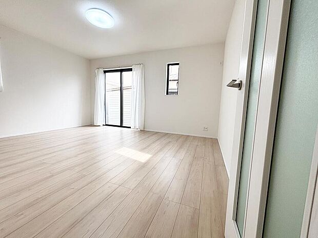 【リビング】大切なご家族が集まるからこそLDKはこだわりたい!休日はおひさまの光をたっぷりと取りこめるリビングでゆったりと過ごしませんか?子供たちが元気に笑いながら走り回っても十分な広さの空間です。