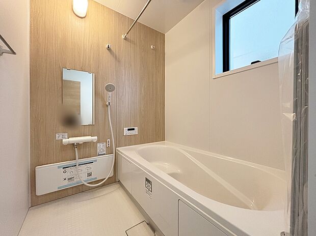 【浴室】【１号棟】アクセントパネルで落ち着きのある雰囲気を演出したバスルーム♪毎日の疲れを癒やすバスタイムをお楽しみ下さい！浴室換気乾燥暖房機付きで、ジメジメした季節や雨の日には、浴室内干しも可能！