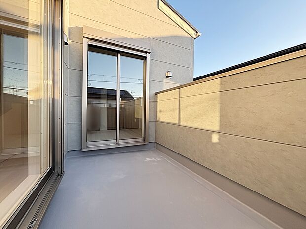 【バルコニー】【１号棟】開放的なバルコニーは見晴らしもよく、太陽の温かな温もりをめいっぱい受け止めてくれます。