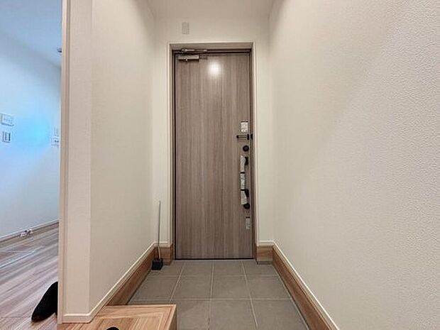 【玄関】【3号棟】
明るくて清潔感溢れる玄関。
便利な下駄箱収納付きです♪
散らかりがちな玄関もすっきりと片付きます。