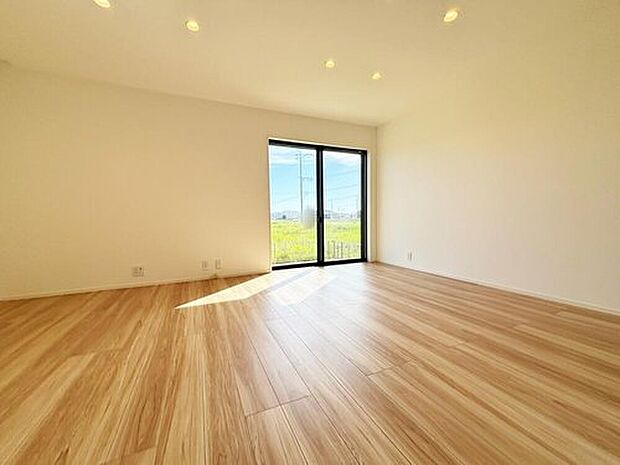 【リビング】【3号棟】
ご家族みんなで長い時間を過ごすリビングは一番居心地のいいものであって欲しいですね。開放感のある広々リビングに光と風を呼び込みます。収納も多く快適な住空間を実現します。