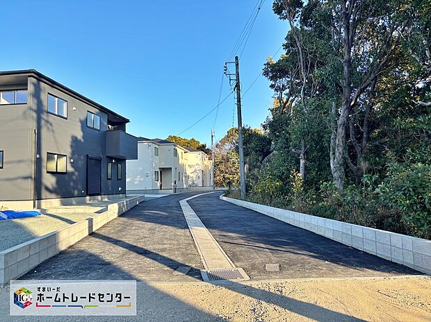【前面道路含む現地写真】交通量が少ない住宅街なので雨の日でも車の走行音も気になりません。住人以外の車の進入も少なく、小さなお子様を持つご家庭にも安心です◎